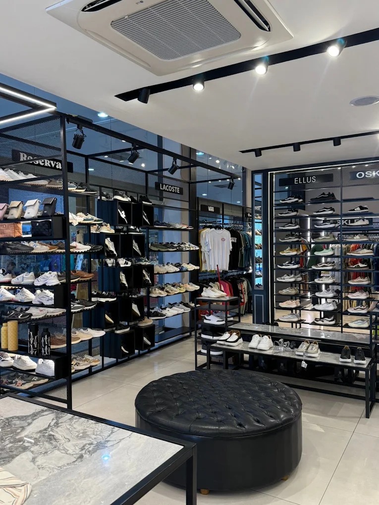 Consultor ajustando o look de um cliente
